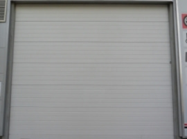 Ворота секционные (ш*в) 3000*3300,RAL 9006 (белый), калитка встроена купить по низкой цене в городе Геленджик