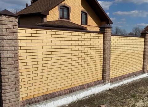 Кирпичный забор из жёлтого кирпича купить по низкой цене в городе Геленджик