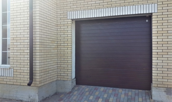Секционные гаражные ворота Doorhan (шхв) 3000х2460,RAL8014,S-гофр,автоматика "Somfy" купить по низкой цене в городе Геленджик