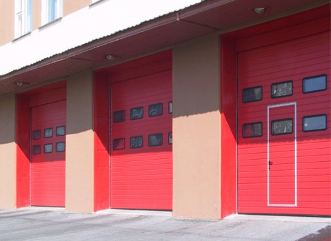 Промышленные секционные автоматические ворота (ШхВ) 3500х3300, цвет RAL3004 (красный) купить по низкой цене в городе Геленджик